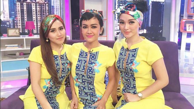 Julia Perez dan Ayu Ting Ting sibuk melakukan pengambilan gambar dengan Trio Cecepy. Namun, ada yang hilang di sana. Kemana Zaskia Gotik?