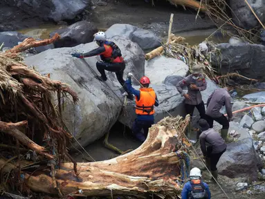 Tim penyelamat mencari korban banjir di Tanah Datar, Sumatera Barat, Senin,1 Desember 2025. Hingga Minggu 30 November 2025, tercatat sudah ada 442 orang tewas akibat banjir di sejumlah wilayah di Aceh, Sumatera Utara, dan Sumatera Barat. (AP Photo/Nazar Chaniago)