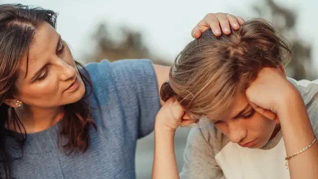 Ilustrasi seorang ibu sedang menenangkan putranya