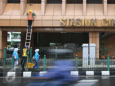 Pekerja membersihkan dinding Stasiun Cikini di Jakarta, Senin (20/3). Kegiatan tersebut rutin dilakukan untuk mejaga kebersihan stasiun serta meningkatkan kenyamanan bagi penumpang. (Liputan.com/Immanuel Antonius)