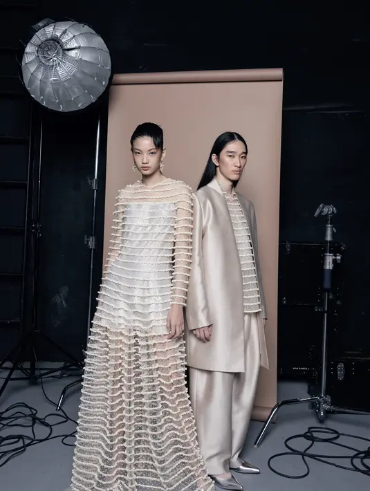 <p>Koleksi ini menampilkan eksplorasi aksen yang kaya akan tingkat pengerjaan yang rumit. Terkemas secara halusdan menjadi daya pikat tersendiri yang memukau mata. / Foto dok: SAPTO DJOJOKARTIKO.</p>