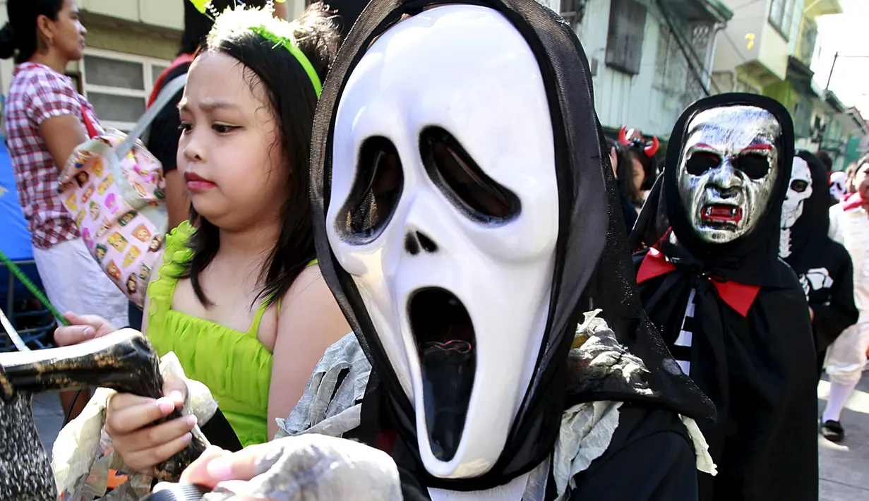 Siswa sekolah Brainshire Sains memakai kostum Scream selama parade halloween di kota Paranaque, Filipina, Jumat (30/10/2015). Anak - anak ini ikut merayakan halloween yang dirayakan setiap akhir bulan oktober. (REUTERS/Romeo Ranoco)