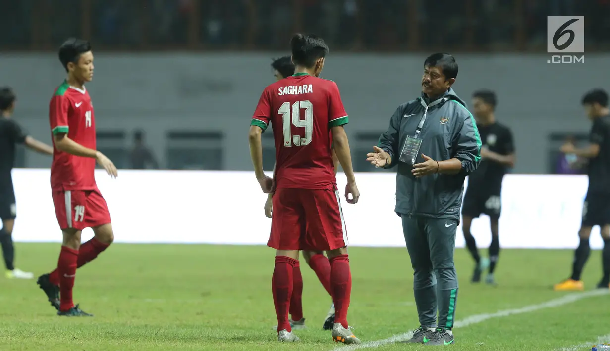 Pelatih Timnas Indonesia U-19, Indra Sjafri (kanan) memberi arahan pada Hanis Saghara Putra saat laga persahabatan melawan Thailand U-19 di Stadion Wibawa Mukti, Cikarang, Jawa Barat, Minggu (8/10). Indonesia menang 3-0. (Liputan6.com/Helmi Fithriansyah)
