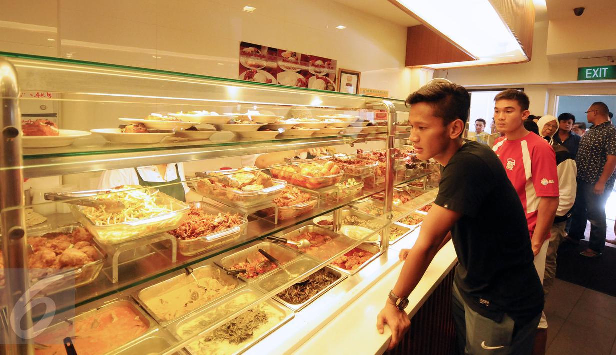 Para penggawa Garuda Muda bersantai sejenak usai melaksanakan ibadah salat Jumat di Masjid Sultan, Bugis, Singapura (5/6/2015). Yandi Sofyan Munawar terlihat sibuk memilih menu santap siang di daerah Bugis, Singapura. (Liputan6.com/Helmi Fithriansyah)