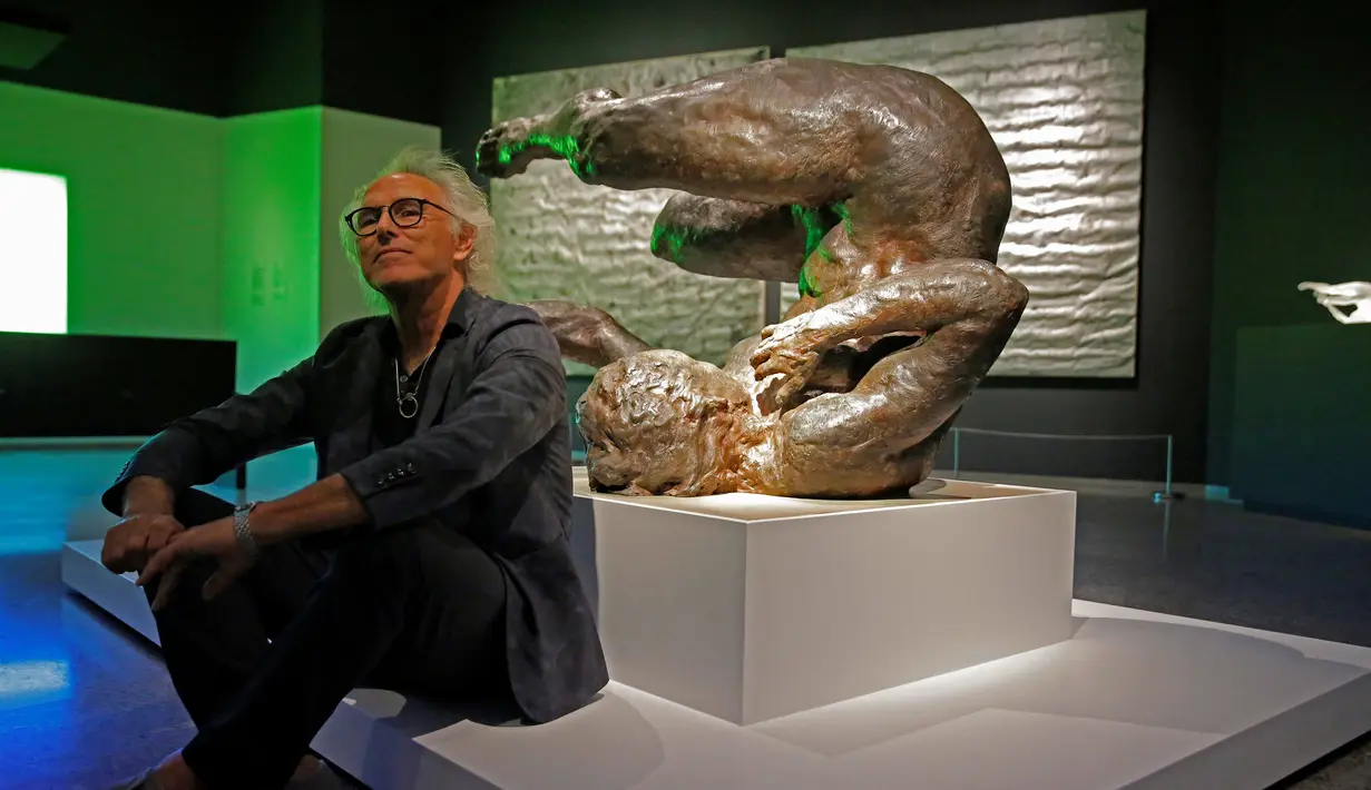 Seniman Eric Fisch berada di dekat karyanya yang diberi nama 'Tumbling Woman' yang dipamerkan di National September 11 Memorial and Museum, Manhattan, AS (1/9). (REUTERS/Andrew Kelly)