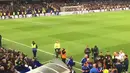 Guus Hiddink mencoba menenangkan para pemainya usai pertandingan melawan Tottenham di Stadion Stamford Bridge, Inggris (3/5). Hiddink menjadi korban saat pemain Chelsea dan Tottenham terlibat ribut usai laga tuntas. (Twitter/@Jonathankydd)