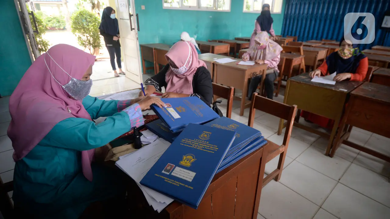 Sekolah di Tangsel Terapkan Prokes Saat Pembagian Raport