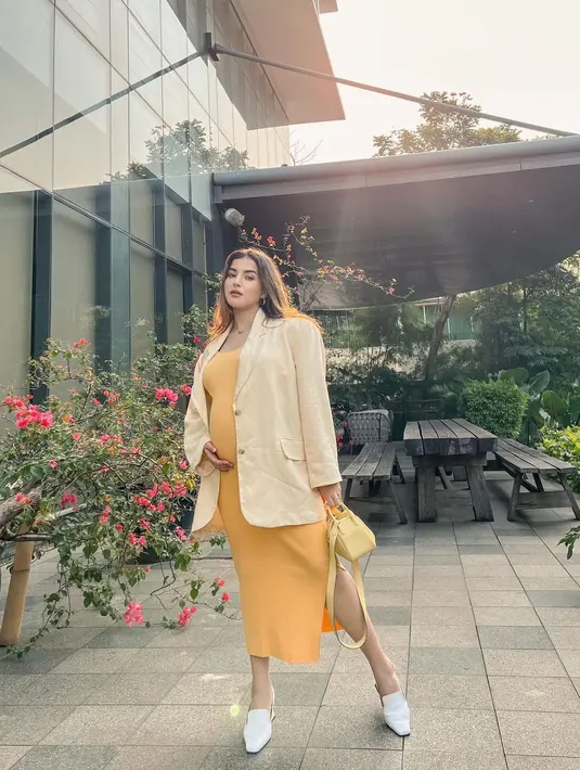 Tasya tampil dengan balutan dress berwarna kuning dan outer dengan warna yang senada.