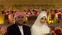 Mamat  Alkatiri dan Nafha Firah mengenakan pakaian ala Arab saat akad nikah pada Senin, 24 Juni 2024 di Mamuju, Sulawesi Barat. (dok. X @sasaiyaaaaa/https://x.com/sasaiyaaaaa/status/1805180499805282739/Rusmia Nely)
