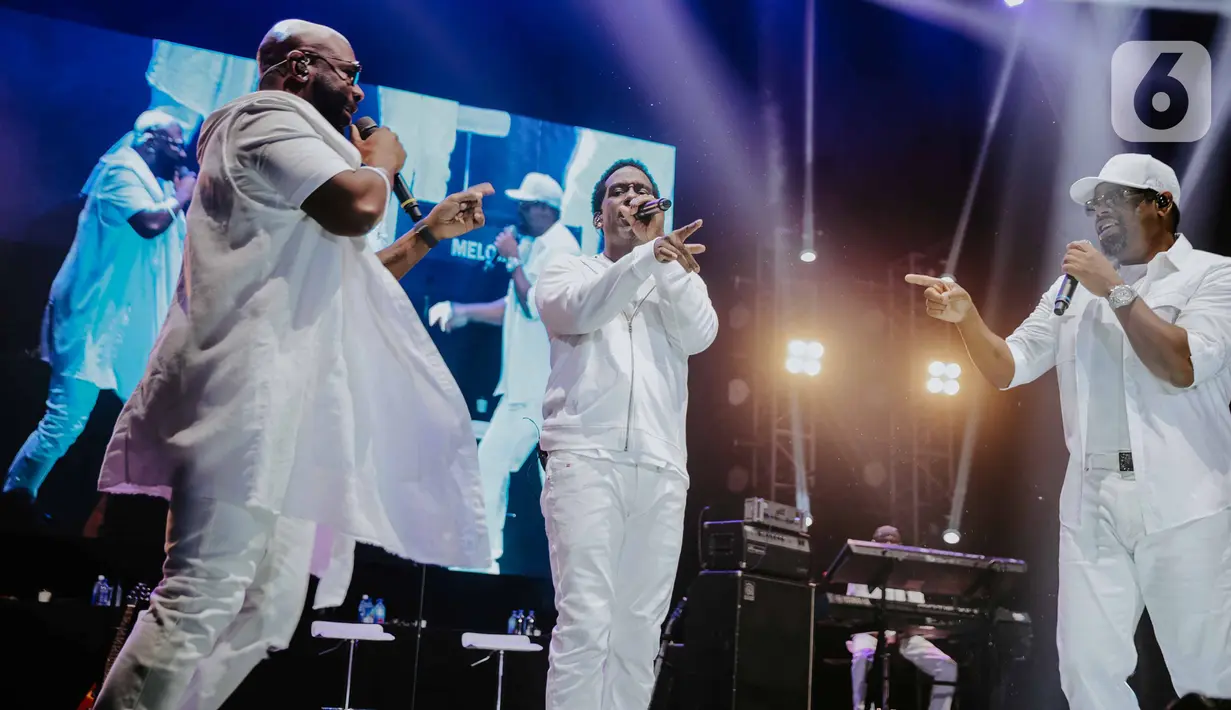 Tiga personil grup vokal Boyz II Men, Shawn Stockman, Wanya Morris dan Nathan Morris saat tampil di atas panggung pada konser bertajuk Boyz II Men Tour of Asia 2019 di Tennis Indoor Senayan, Jakarta, Rabu (4/12/2019). Boyz II Men tampil membawakan sebanyak 20 lagu. (Liputan6.com/Faizal Fanani)