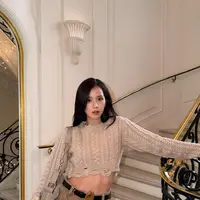 Jika sebelumnya tampil glamor di front row show koleksi Fall/Winter 2026 yang dipresentasikan oleh Jonathan Anderson, kali ini Jisoo BLACKPINK memperlihatkan sisi kasualnya saat menikmati waktu berjalan-jalan di Paris. [@sooyaa_].
