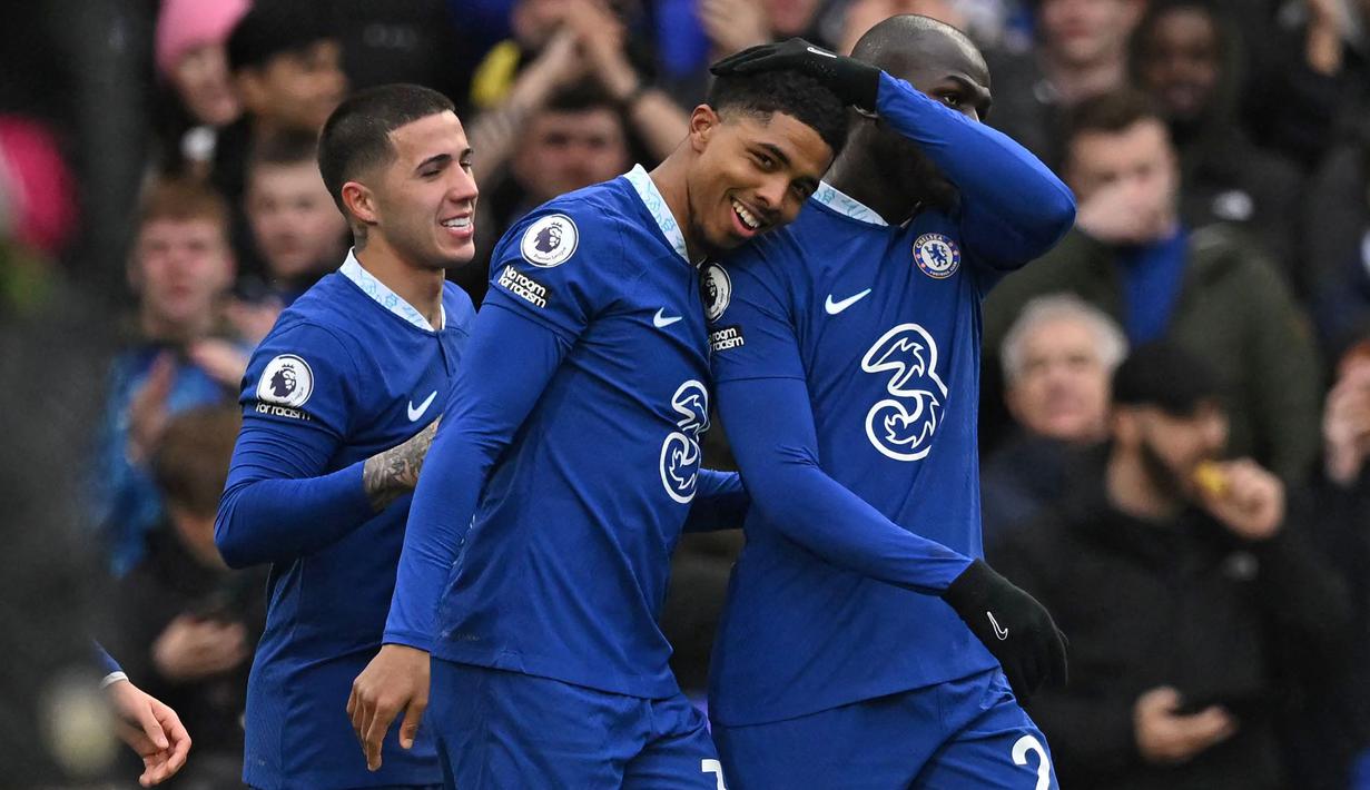 Pemain Chelsea, Wesley Fofana (tengah) melakukan selebrasi bersama rekannya setelah mencetak gol ke gawang Leeds United pada laga pekan ke-26 Liga Inggris 2022/2023 yang berlangsung di Stamford Bridge, London, Sabtu (05/03/2023) malam WIB. The Blues berhasil menang dengan skor 1-0. (AFP/Justin Tallis)