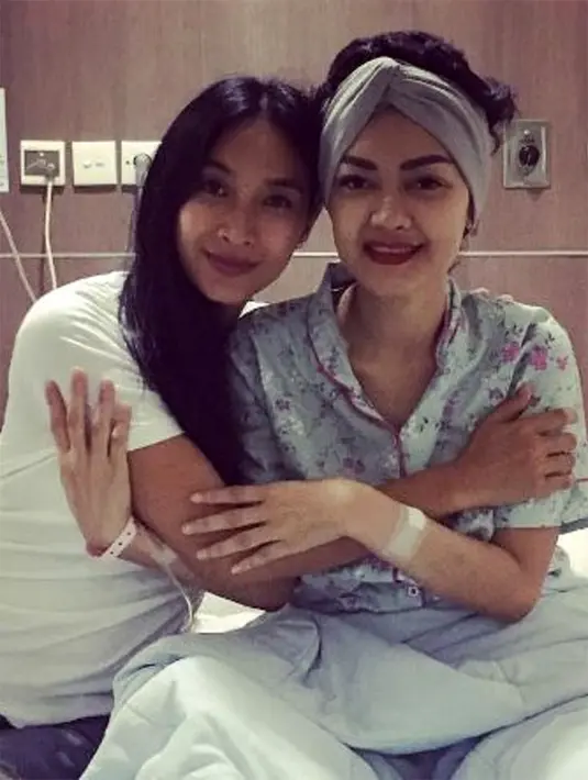 "Perempuan kece di sebelahku ini cerdas dan pekerja keras jempolan, yang tak lupa darinya adalah dia rajin, hem.. Biasanya Orang pintar bisa kalahnya hanya oleh orang rajin. Dan dia punya keduanya." tulis Happy Salma. (Instagram/juliaperrezz)