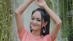 Pelantun lagu Ditinggal Pas Sayang Sayange memang selalu tampil ekspresif saat difoto. Tidak heran jika gaya ekspresifnya ini membuat netizen terkesima. Terlebih, saat berfoto Safira Inema selalu menampilkan senyum manis. (Liputan6.com/IG/@safirainema_)