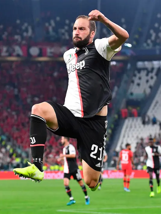 Pemain Juventus Gonzalo Higuain melakukan selebrasi usai mencetak gol ke gawang Bayer Leverkusen pada matchday kedua Liga Champions di Allianz Stadium, Turin, Italia, Selasa (1/10/2019). Juventus menghajar Bayer Leverkusen 3-0. (Alessandro Di Marco/ANSA via AP)