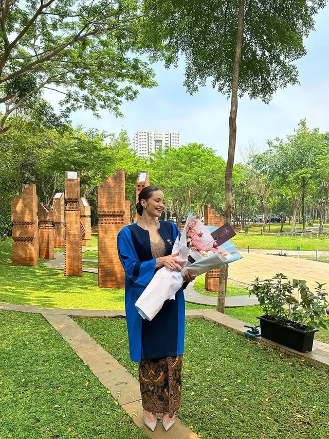 7 Potret Enzy Storia Jalani Wisuda, Tepati Janji ke Ibunda Setelah 9 Tahun