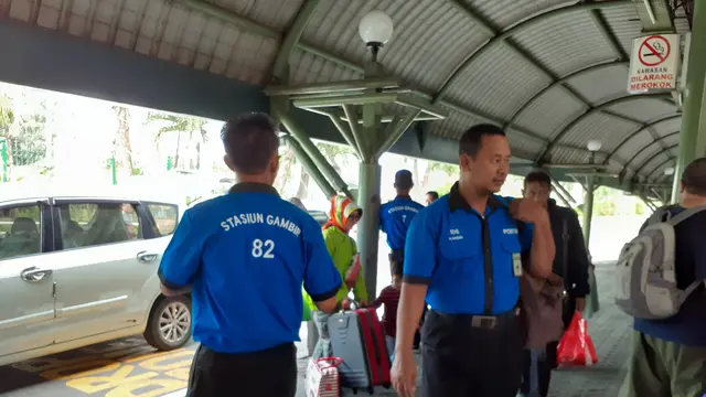 Porter di Gambir juga bergotong royong untuk menjaga kebersihan stasiun