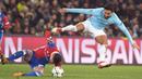 Aksi pemain Manchester City, Ilkay Gundogan (kanan) saat berebut bola dengan pemain Basel, Taulant Xhaka pada laga 16 besar Liga Champions di Saint Jakob-Park Stadium, Basel, (13/2/2018). Manchester City menang 4-0. (AFP/Patrick Hertzog)