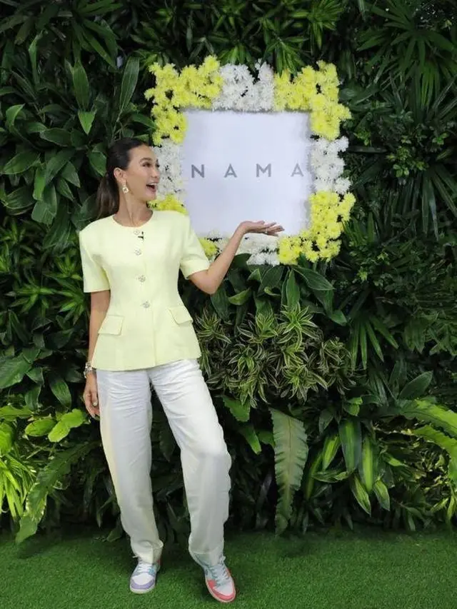Sepatu Luna Maya Seharga 2 jutaan