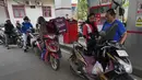 Diketahui, stok Bahan Bakar Minyak (BBM) di Indonesia per Maret 2026 dalam kondisi dengan ketahanan operasional berkisar 20–26 hari. Tampak dalam foto, seorang petugas mengisi tangki sepeda motor di sebuah Stasiun Pengisian Bahan Bakar Umum (SPBU) di pinggiran Jakarta, Senin 9 Maret 2026. (AP Photo/Tatan Syuflana)