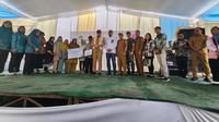 Dalam memberdayakan perajin kain songket yang jumlahnya terus berkurang, sekaligus melestarikan keberadaan kain songket itu sendiri, PT PLN UIP3B Sumatera UPT Palembang menggelar pelatihan sekaligus memberikan bantuan sejumlah peralatan untuk membuat kain songket.