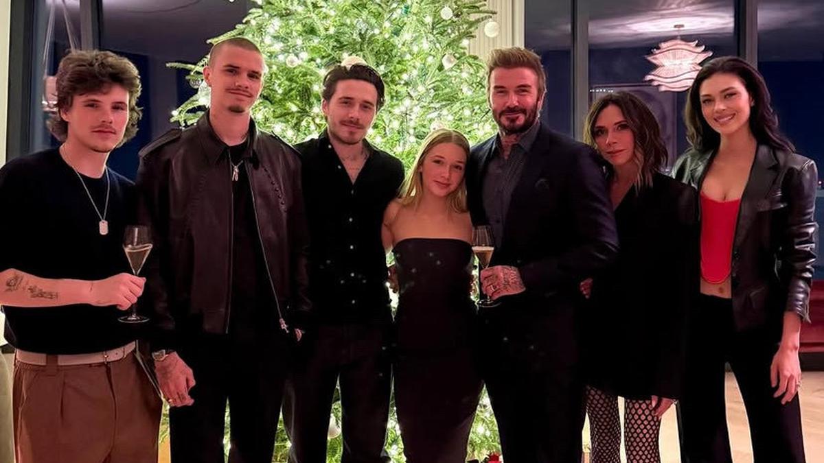 6 Potret Keluarga Good Looking David dan Victoria Beckham Rayakan Natal di Rumah Mewah, Kompak dengan Pakaian Serba Hitam