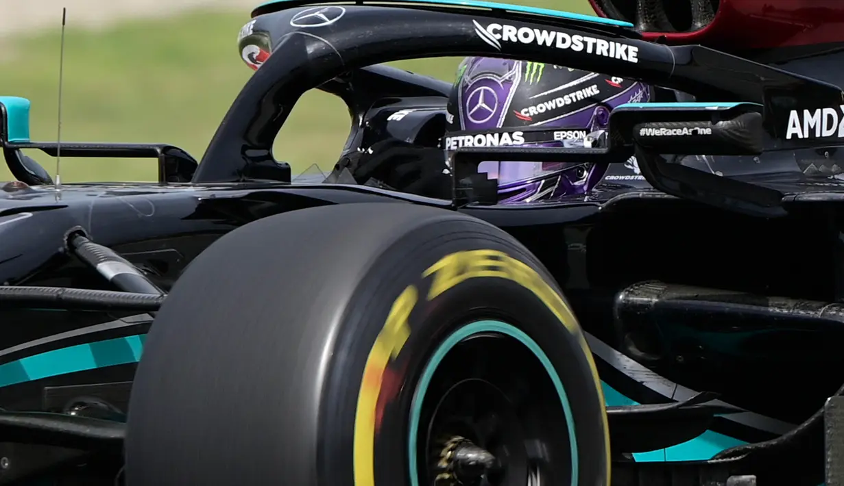 Balapan semakin sengit di enam putaran terakhir. Hamilton yang dengan sabar berhasil mengambil alih posisi terdepan selepas masuk pit Verstappen. (Foto: AFP/Javier Soriano)
