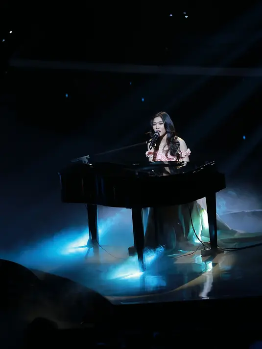 Selain berlatar belakang sebagai penyanyi opera dengan suara lembut, keahlian wanita berusia 22 tahun ini dalam memainkan piano seakan membuat musikalitasnya lebih mumpuni. (Galih W. Satria/Bintang.com)