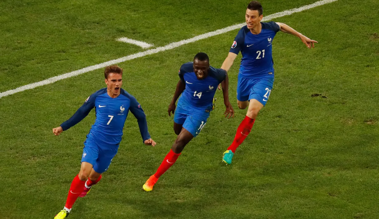 Penyerang Prancis, Antoine Griezmann (kiri) melakukan selebrasi usai mencetak gol kegawang Albania di pertandingan Grup A Piala Eropa 2016 Stade Velodrome, Prancis, Kamis (16/6). Prancis menang atas Albania dengan skor 2-0. (REUTERS/Jean-Paul Pelissier)
