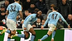 Pemain anyar Man City, Antoine Semenyo, merayakan golnya ke gawang Newcastle United pada lanjutan Carabao Cup di St. James' Park, Rabu (14/1/2026) dini hari WIB. (Oli SCARFF / AFP)