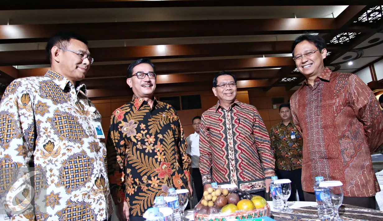 (ki-ka) Dirut BNI Achmad Bhaiquni, Menteri Agraria dan Tata Ruang Ferry Mursyidan Baldan, Dirut BRI Asmawi Syam dan Dirut Bank Mandiri Budi G. Sadikin foto bersama usai MoU di Jakarta, Senin (1/2). (Liputan6.com/Immanuel Antonius)