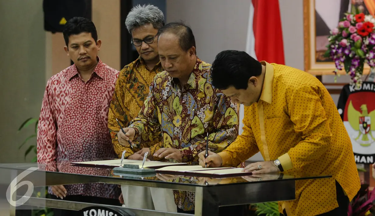 Husni Kamil (kanan) bersama Mohammad Nasir (kedua kanan) saat menandatangani nota kesepahaman di Kantor KPU, Jakarta, Kamis (30/7/2015). Penandatangan terkait kerjasama verifikasi ijazah dalam rangka Pilkada serentak. (Liputan6.com/Faizal Fanani)