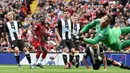 Proses terjadinya gol yang dicetak gelandang Liverpool, Sadio Mane, ke gawang Newcastle pada laga Premier League di Stadion Anfield, Liverpool, Sabtu (14/9). Liverpool menang 3-1 atas Newcastle. (AFP/Paul Ellis)