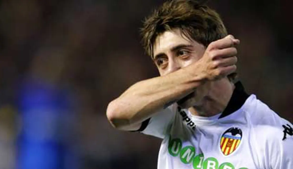Selebrasi khas winger Valencia Pablo Hernandez seusai menjebol gawang FC Brugge di laga UEFA Europa League di Mestalla Stadium, 25 Februari 2010. AFP PHOTO / JOSE JORDAN 
