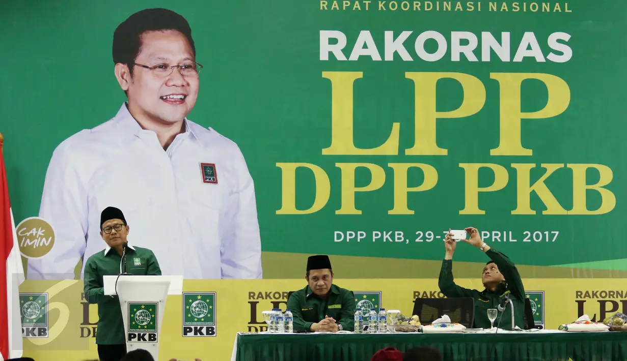 Ketum PKB Muhaimin Iskandar (Cak Imin) memberi sambutan saat Pembukaan Rapat Koordinasi Nasional (Rakornas) LPP DPP PKB di Kantor DPP PKB, Jakarta, Sabtu (29/4). Rakornas tersebut di hadiri  seluruh DPP PKB  se-Indonesia. (Liputan6.com/Angga Yuniar)