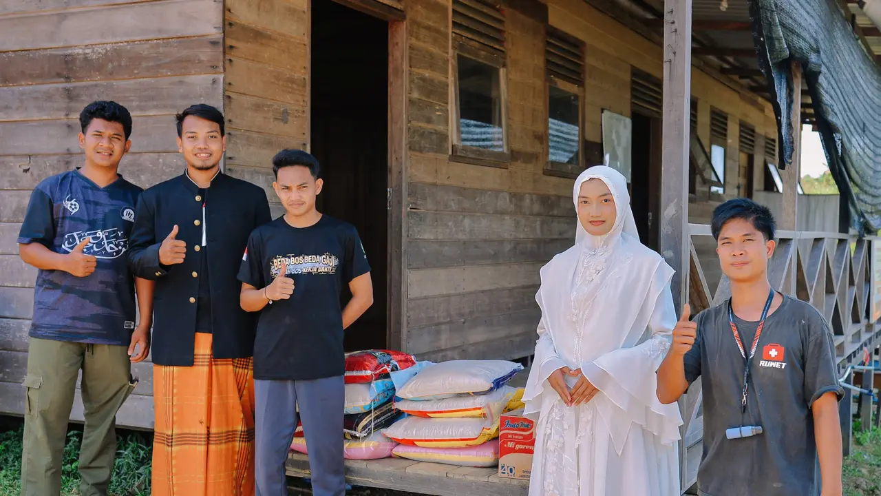 Berbagi tali asih di pesantren pada hari kasih sayang. (Foto: Liputan6.com/Jayadi Supriyadin)
