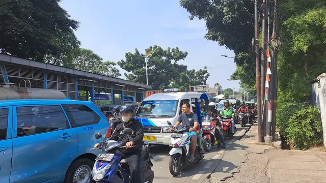 Pengerjaan Saluran Air di Simpang Pondok Pinang Jaksel Bikin Jalanan Macet Parah