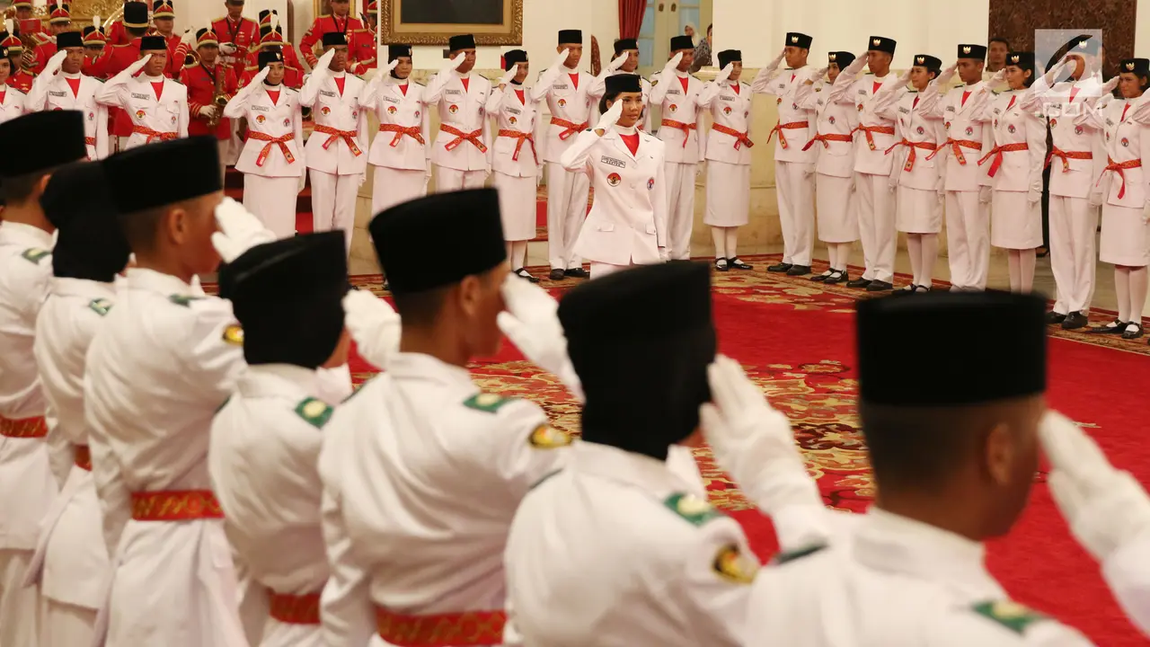 Jokowi Kukuhkan 68 Anggota Paskibraka 2017 di Istana Negara