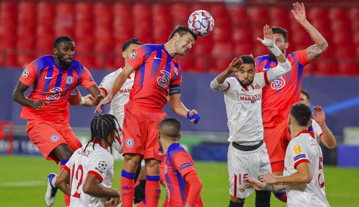 Bek Chelsea, Cesar Azpilicueta, menyundul bola saat melawan Sevilla pada laga Liga Champions di Stadion Ramon Sanchez Pijuan, Kamis (3/12/2020). Chelsea Menang dengan skor 4-0. (AP/Angel Fernandez)