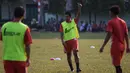 Pemain senior Persija Jakarta, Bambang Pamungkas akhirnya bergabung latihan bersama tim Macan Kemayoran jelang Piala Presiden 2015 di Lapangan Yon Zikon 14, Jakarta, Senin (24/8/2015). (Bola.com/Vitalis Yogi Trisna)