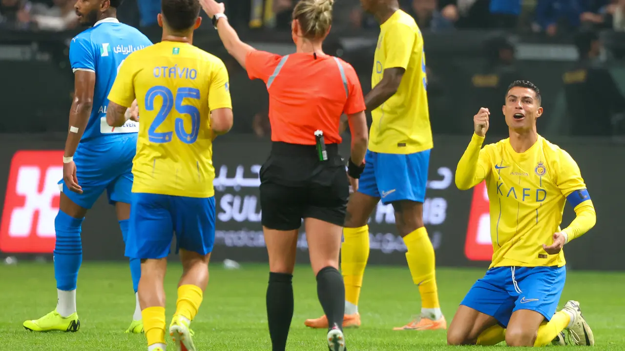Foto: Cristiano Ronaldo Dijaga Ketat, Al-Nassr Tumbang dari Al-Hilal di Riyadh Season Cup 2024