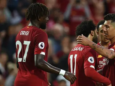 Para pemain Liverpool merayakan gol yang dicetak Mohamed Salah ke gawang Norwich pada laga Premier League di Stadion Anfield, Liverpool, Jumat (9/8). Liverpool menang 4-1 atas Norwich. (AFP/Oli Scarff)