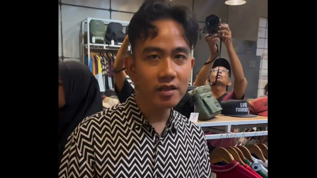 Gaya Gibran Rakabuming Borong Baju Lebaran buat Anak-Anak TK Sampai SMP Tanpa Selvi Ananda