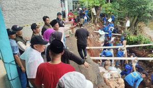 Pemerintah Kota Jakarta Barat (Pemkot Jakbar) menanggulangi longsor di Jalan Jafar RT 006/RW 01 Kelurahan Kembangan Selatan, Kembangan. (Antara)