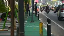 Penampakan jalur sepeda di kawasan Gelora Bung Karno (GBK), Jalan Asia Afrika, Jakarta, Selasa (31/7). Jalur sepeda ini terhalang tiang listrik, penerangan jalan umum (PJU), lampu lalu lintas, hingga rambu penunjuk jalan. (Merdeka.com/Imam Buhori)