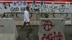 Pejalan kaki melintas dekat aksi vandalisme yang mewarnai Hari Buruh Internasional atau May Day di kawasan Bundaran HI, Jakarta, Rabu (1/5/2019). Belum diketahui siapa yang melakukan aksi corat coret di fasilitas publik tersebut. (merdeka.com/Imam Buhori)
