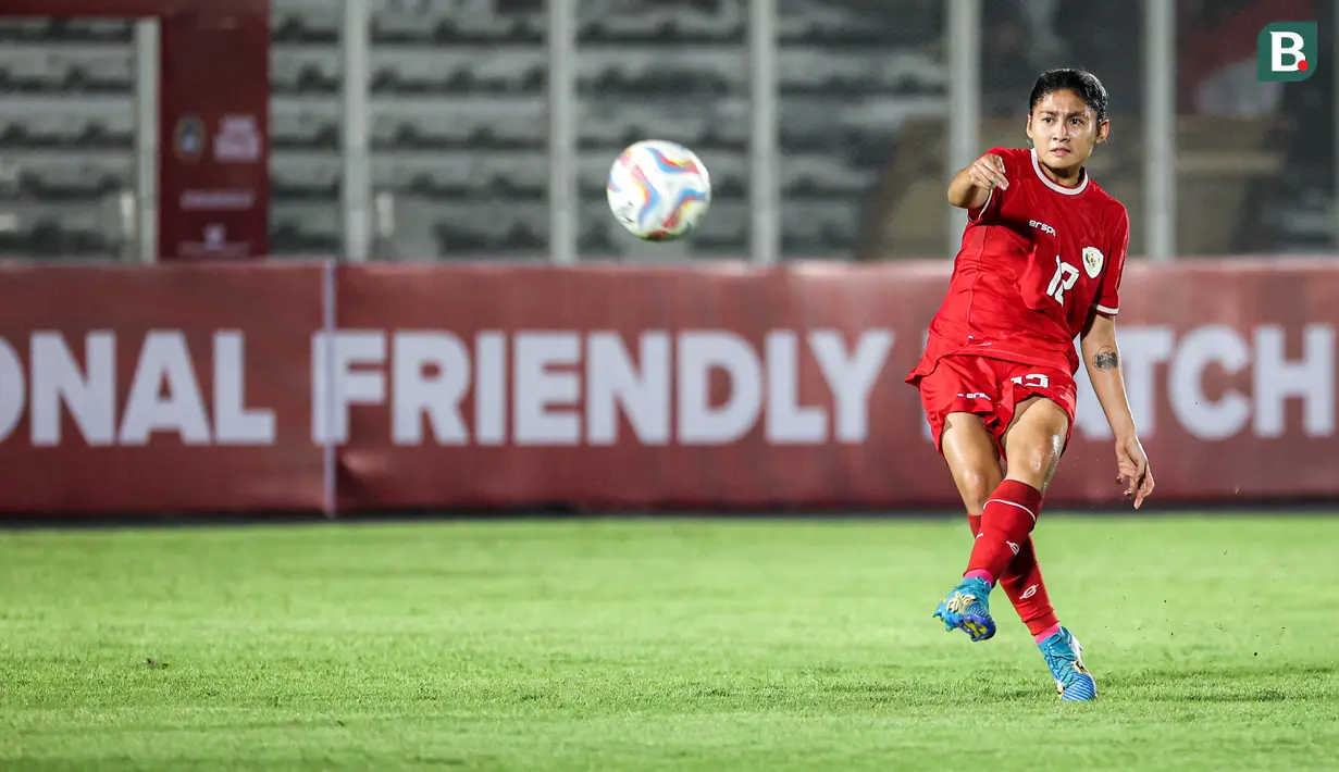 Pemain Timnas Indonesia Putri, Zahra Muzdalifah menendang bola ke arah gawang Singapura saat laga persahabatan yang berlangsung di Stadion Madya, Senayan Jakarta, Selasa (28/05/2024). (Bola.com/Bagaskara Lazuardi)