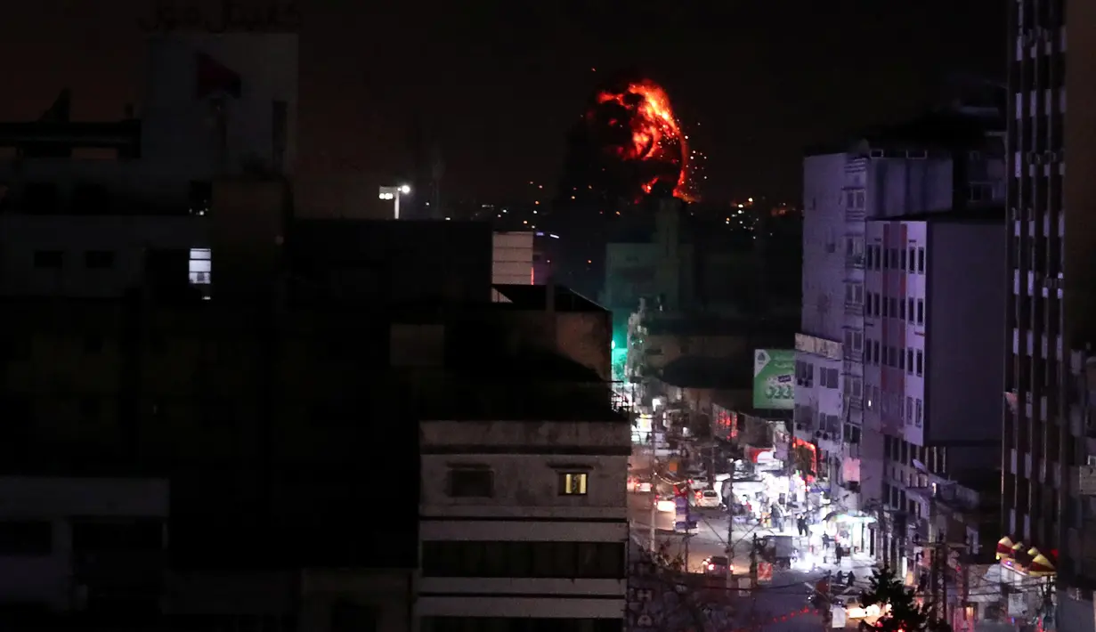 Ledakan akibat serangan udara Israel di Gaza City (25.3). Militer Israel melakukan serangan udara di Jalur Gaza sebagai balasan atas serangan roket yang mencederai tujuh penduduk di Tel Aviv utara. (Reuters/Mohammed Ajour)
