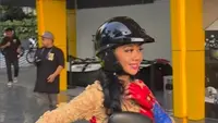 Potret artis wanita naik sepeda motor pakai kebaya dalam rangka peringati Hari Kartini. (Sumber: Instagram/asri_welas)