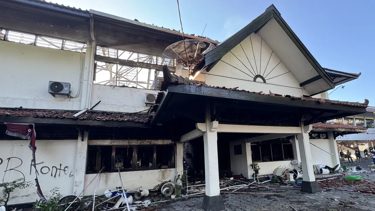 Gedung Sekretaris Dewan DPRD Solo hangus dibakar massa